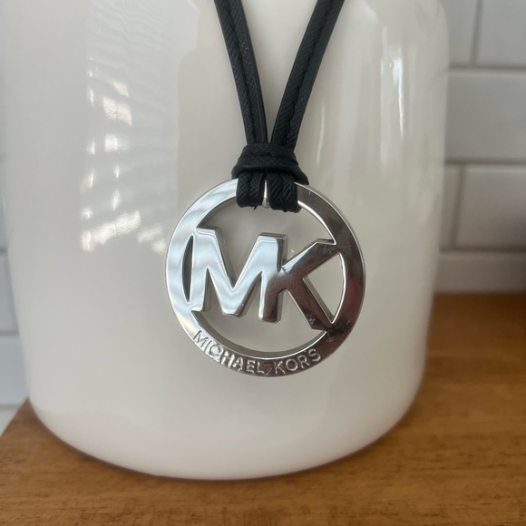 Michael Kors Leather Bag Charm. - Picture 4 of 11